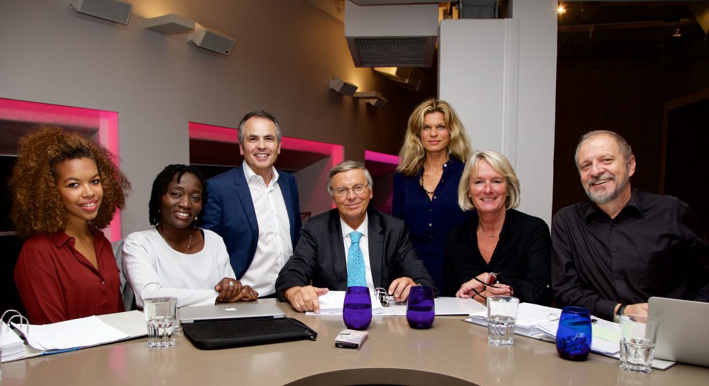 Die Jury des Awards: Tafara Plauschinat, Dr. Auma Obama, Dr. Berndt Schmidt, Wolfgang Bosbach, Janina Otto und Sibylle Bassler mit Nominierungs- und Jurykoordinator Bernward Geier. Foto: Sascha Radke