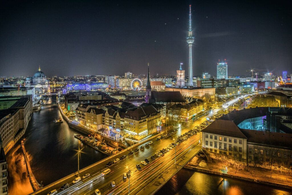 Panorama Berlin mit Fernsehturm bei Nacht