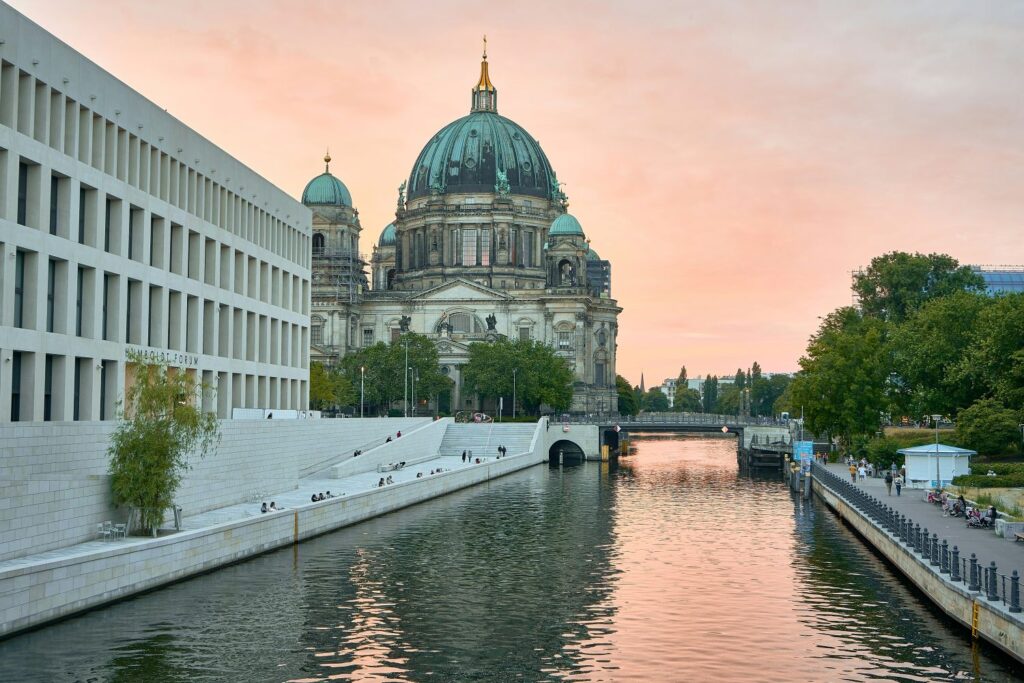 Spree im Sommer, im Hintergrund der Berliner Dom