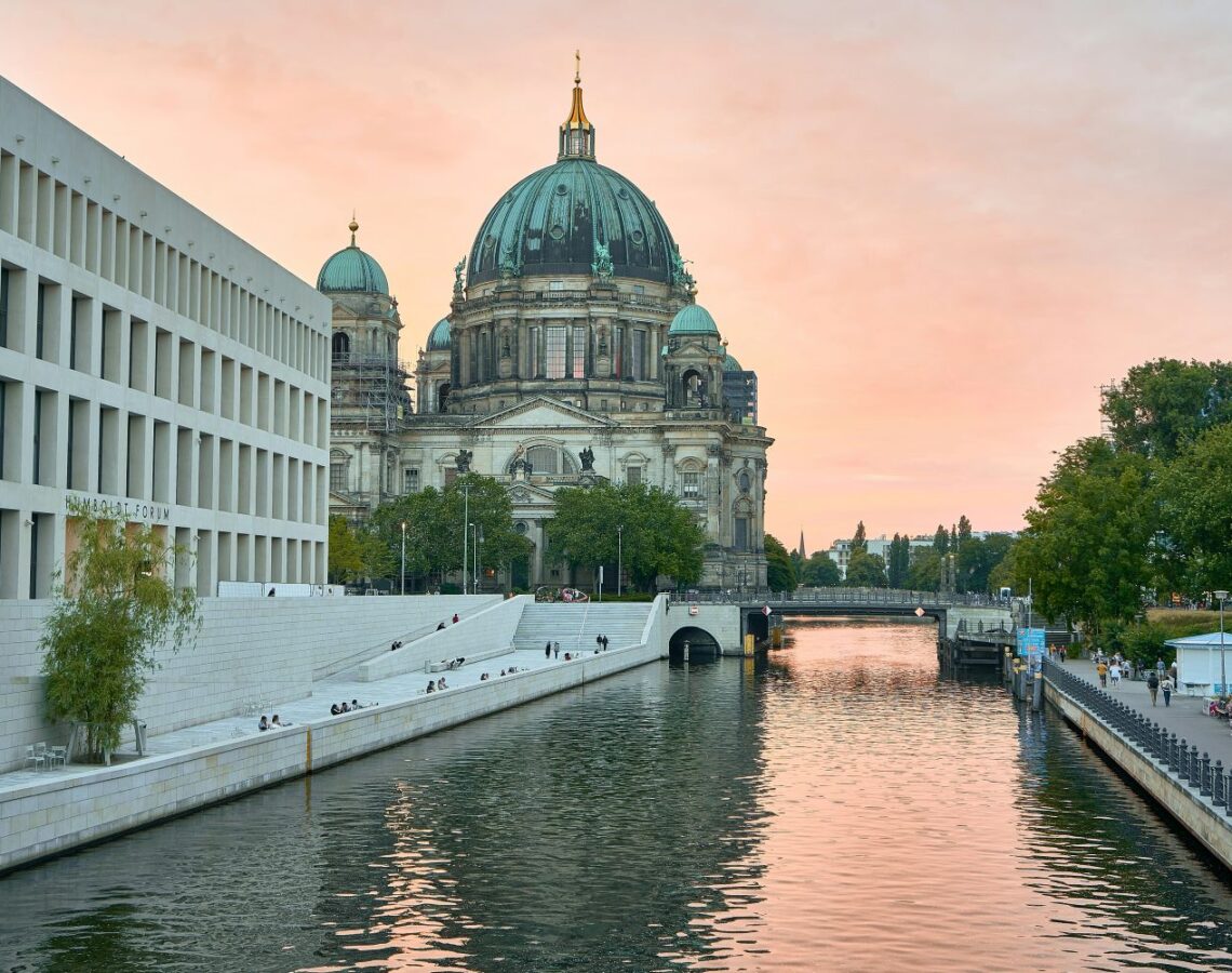 bastian-pudill-DN-5CsXA4Qg-unsplash Spree im Sommer, im Hintergrund der Berliner Dom
