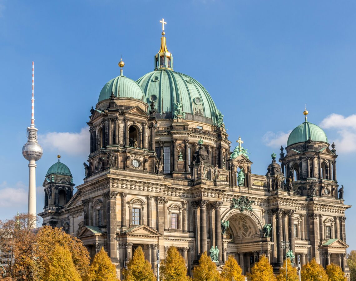 Berliner Dom, im Hintergrund der Fernsehturm