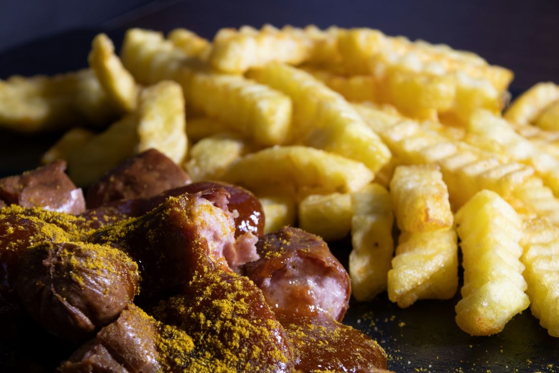 mirko-fabian-H0BirSjvsQY-unsplash Beste Currywurst Berlin: Wo die Wurst zum Kult wird