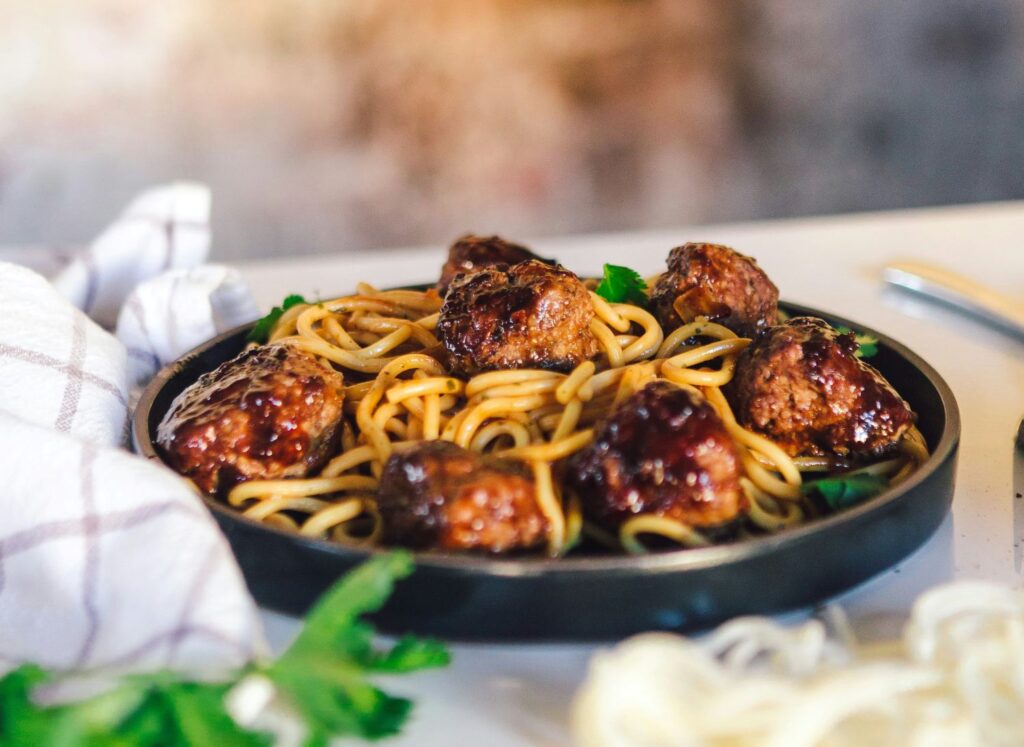 Frikadellen mit Bandnudeln