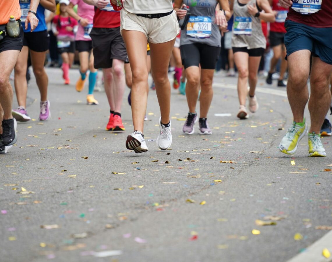 Ausschnitt von Unterkörpern von Marathonläufern