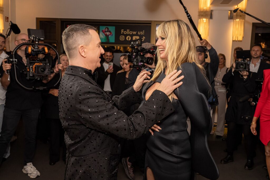 Bild von Jeremy Scott und Heidi Klum bei der Premiere der Grand Show Blinded by Delight