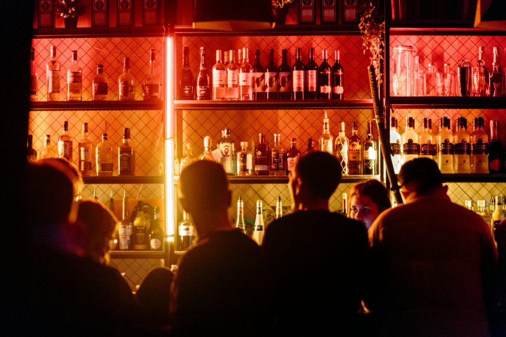 Bartheke beleuchtet in rot, orange und gelb