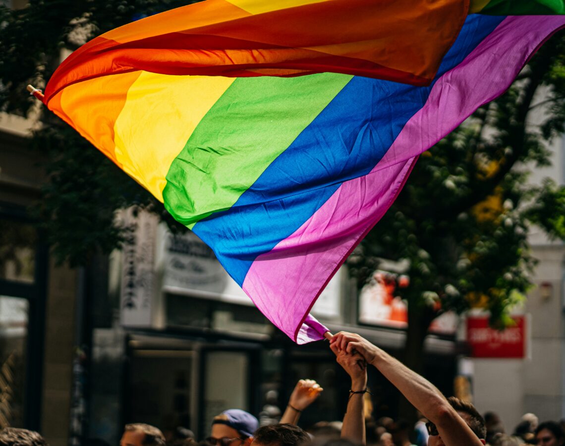große Regenbogenflagge