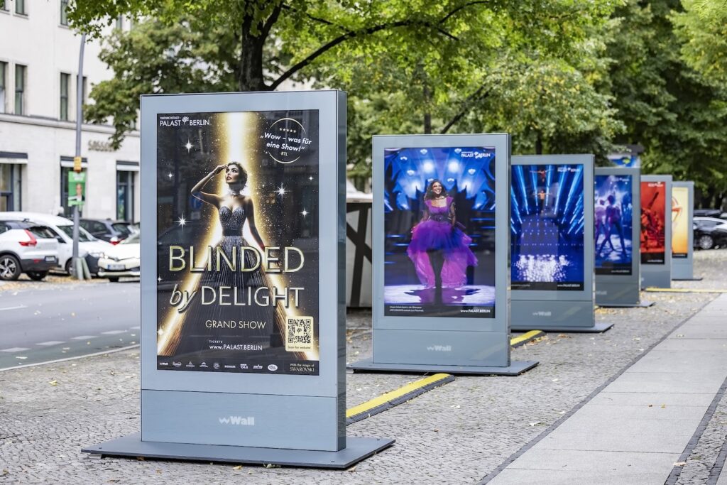 Die Wall Outdoor-Galerie am Kurfürstendamm mit Motiven der Blinded by Delight Grand Show