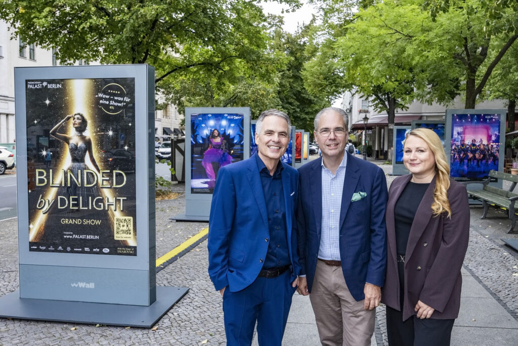 Eröffnungsfoto der WALL Outdoor-Galerie, Palast-Intendant Berndt Schmidt mit Wall Geschäftsführer Patrick Möller und Natascha Lecki, Direktorin Marketing, Sales & PR und Mitglied der Geschäftsleitung im Palast.