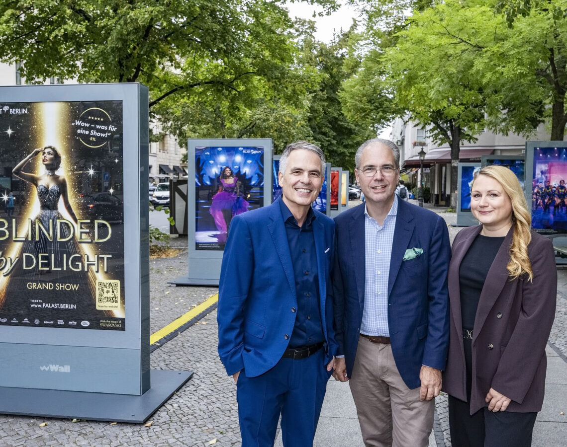 Eröffnungsfoto der WALL Outdoor-Galerie, Palast-Intendant Berndt Schmidt mit Wall Geschäftsführer Patrick Möller und Natascha Lecki, Direktorin Marketing, Sales & PR und Mitglied der Geschäftsleitung im Palast.