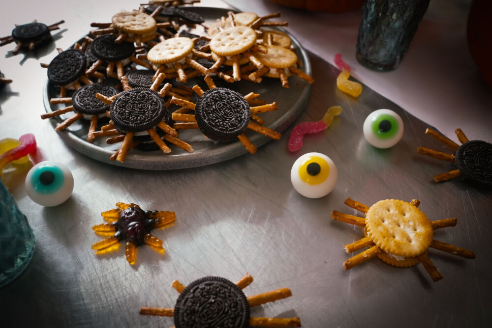 Dekorierter Tisch für Halloweenparty mit Oreokeks Spinnen
