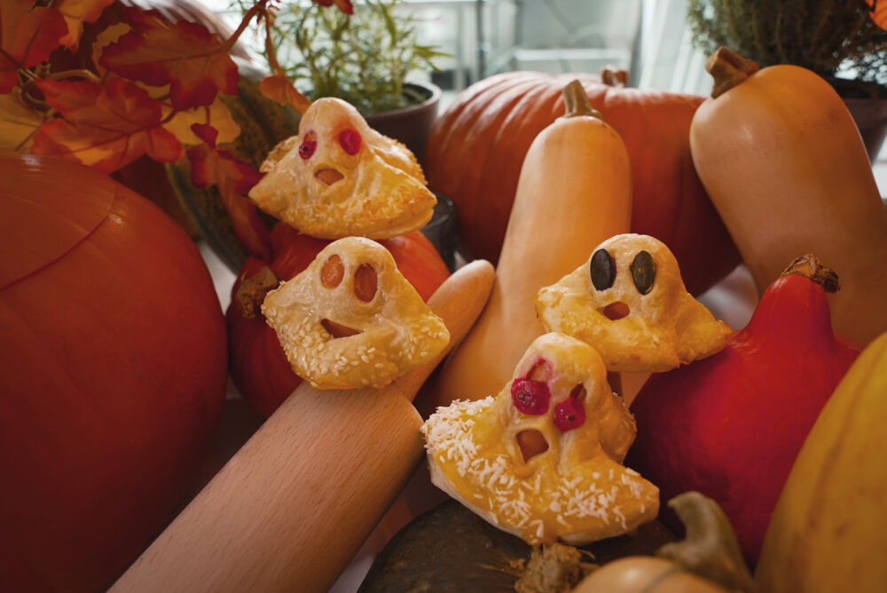 Spooky Blätterteig Gespenster inmitten von herbstlichen Kürbissen