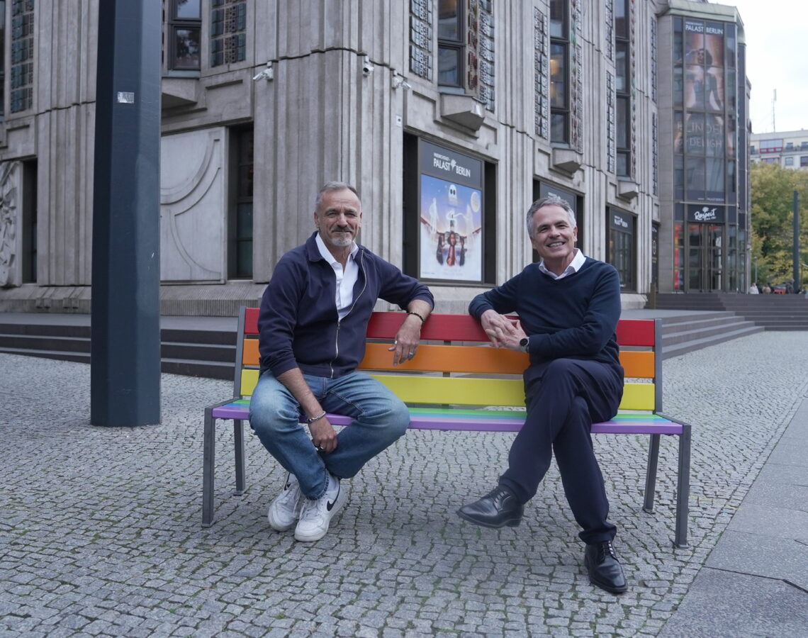 Verwaltungsdirektor Guido Herrmann und Intendant Berndt Schmidt auf der Regenbogenbank vor dem Palast.