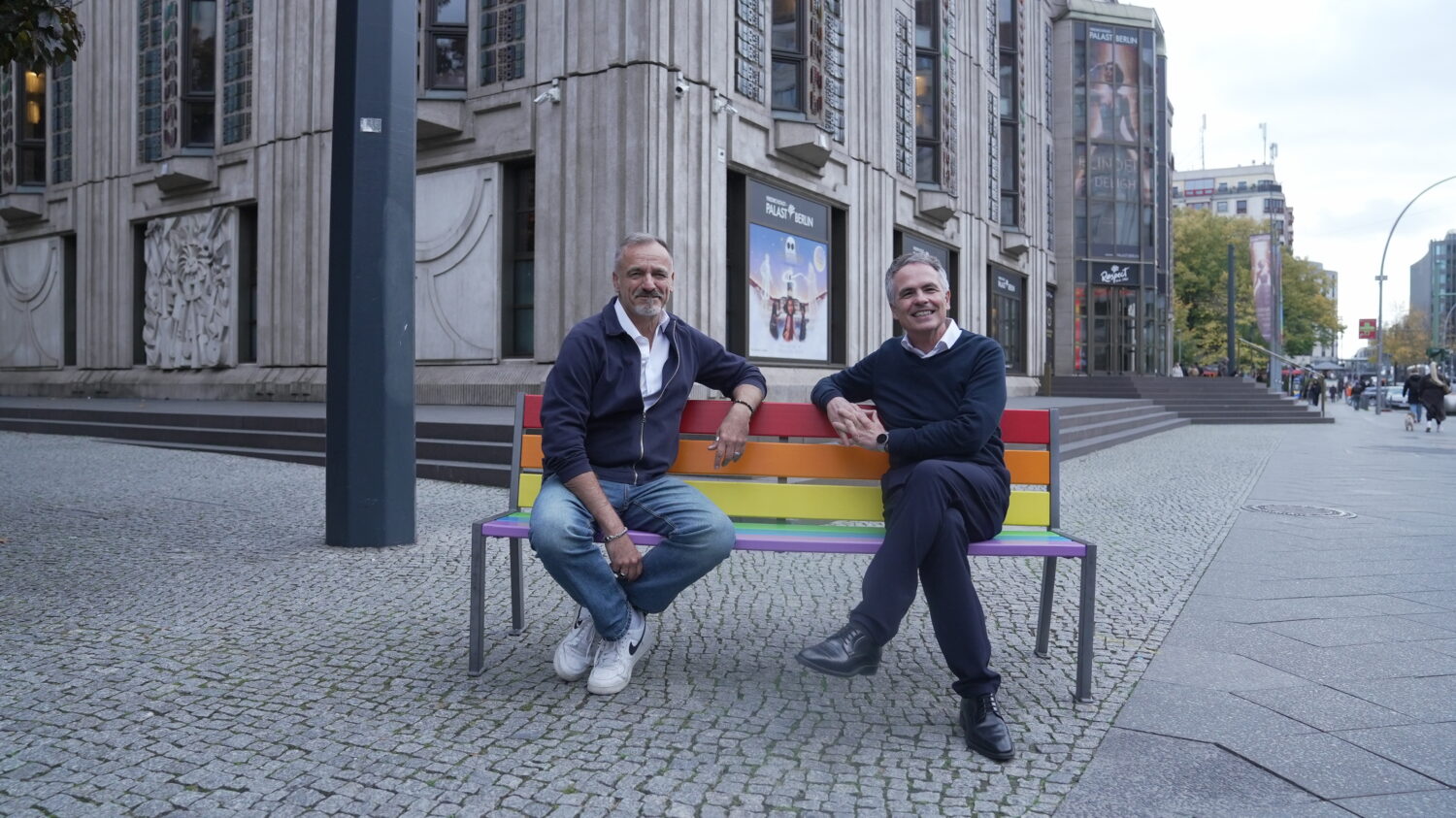 Verwaltungsdirektor Guido Herrmann und Intendant Berndt Schmidt auf der Regenbogenbank vor dem Palast.